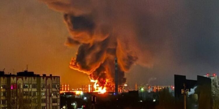 В Енгельсі Саратовської області дрони атакували нафтобазу та аеродром. Горить (ВІДЕО)