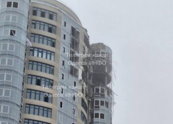 В Одесі внаслідок атаки дронів є руйнування і постраждалі, горіла багатоповерхівка (ВІДЕО)