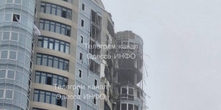 В Одесі внаслідок атаки дронів є руйнування і постраждалі, горіла багатоповерхівка (ВІДЕО)