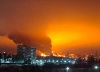У Ленінградській області горить завод – там щось вибухає (ВІДЕО)