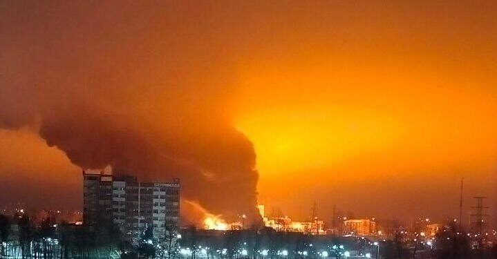 У Ленінградській області горить завод – там щось вибухає (ВІДЕО)