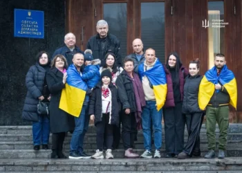 Українські моряки повернулися додому після року полону в єменських хуситів