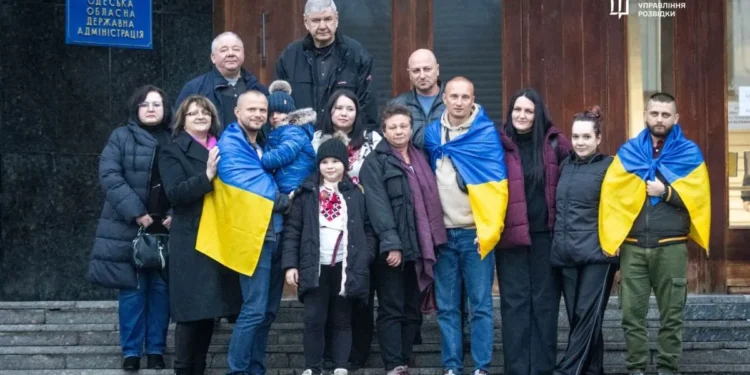 Українські моряки повернулися додому після року полону в єменських хуситів