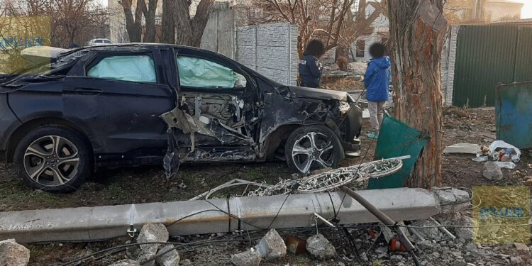 В Очакові напередодні Нового року п’яний водій лишив людей без світла та інтернету – врізався в стовп (ФОТО)