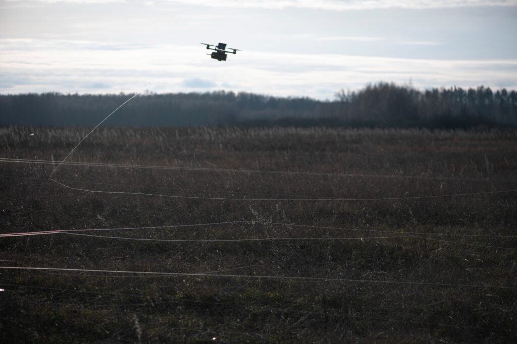 Міноборони провело демонстраційний показ керованих через оптоволокно FPV-дронів для ЗСУ (ФОТО) 4