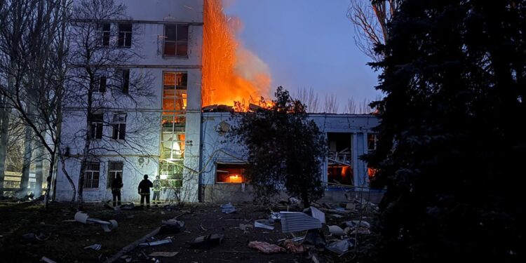 Наслідки ракетної атаки по Запоріжжю – кількість поранених зросла до 8, ще 2 людей вважаються зниклими безвісті (ФОТО)