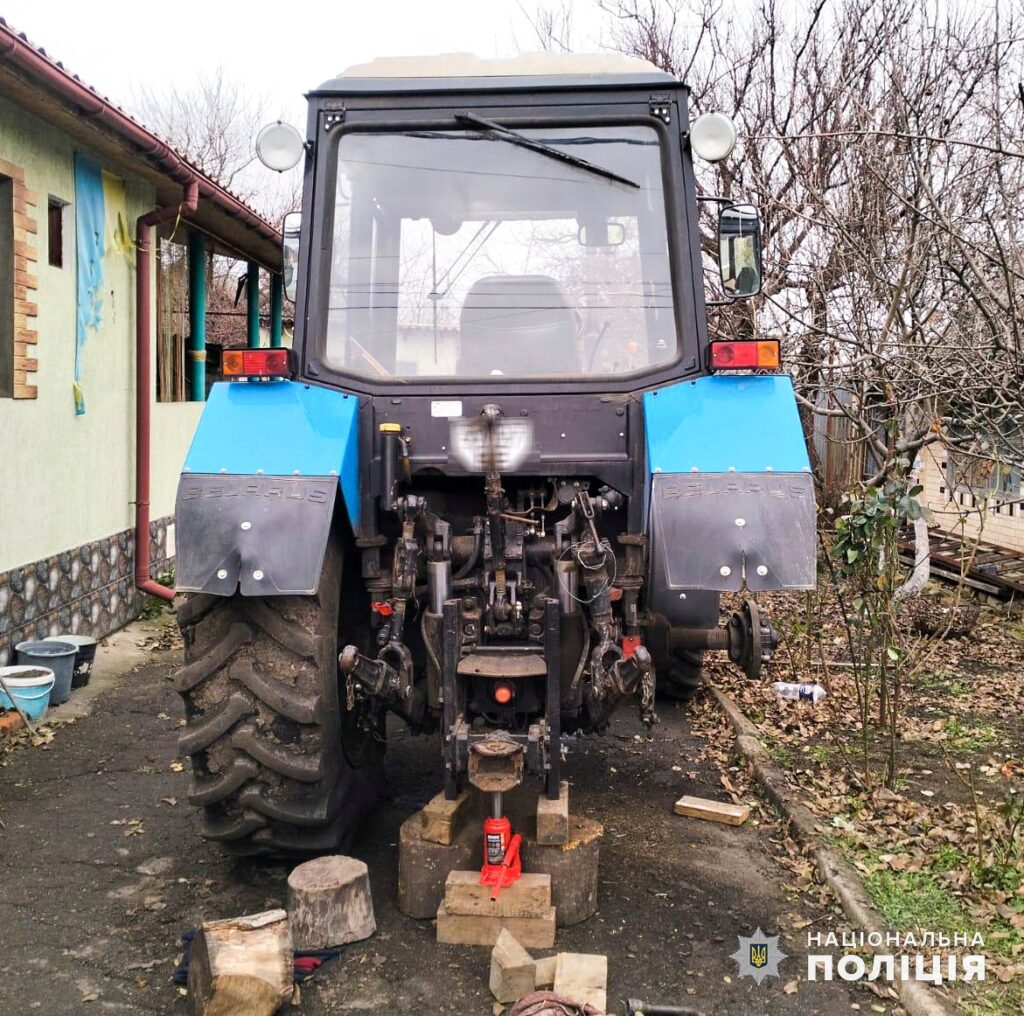 На Миколаївщині знов кинули гранату на подвір’я – ніхто не постраждав, але пошкоджений трактор (ФОТО) 4