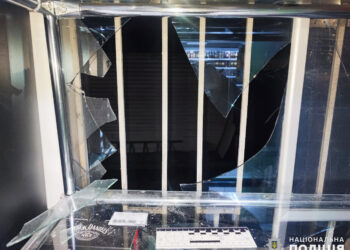 У Миколаєві рецидивіст бомбанув алкомагазин – виніс багато, не для себе (ФОТО)