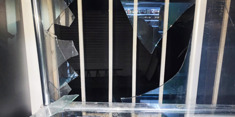 У Миколаєві рецидивіст бомбанув алкомагазин – виніс багато, не для себе (ФОТО)