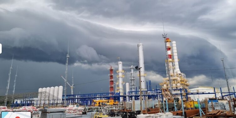 Дрони атакували порт Усть-Луга в Ленінградській області – поцілили в газопереробку (ВІДЕО)