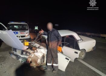 На Миколаївщині водій врізався в стовп – каже, що випив алкоголь вже після ДТП (ФОТО)