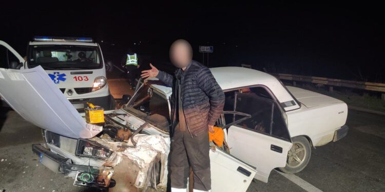 На Миколаївщині водій врізався в стовп – каже, що випив алкоголь вже після ДТП (ФОТО)