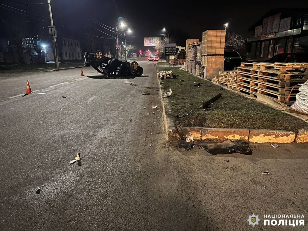 У Миколаєві перекинулось авто - водій був п’яний, пасажири в лікарні (ФОТО) 2