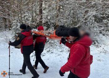 Турист з Миколаєва травмувався в горах на Івано-Франківщині – допомогли рятувальники (ФОТО)