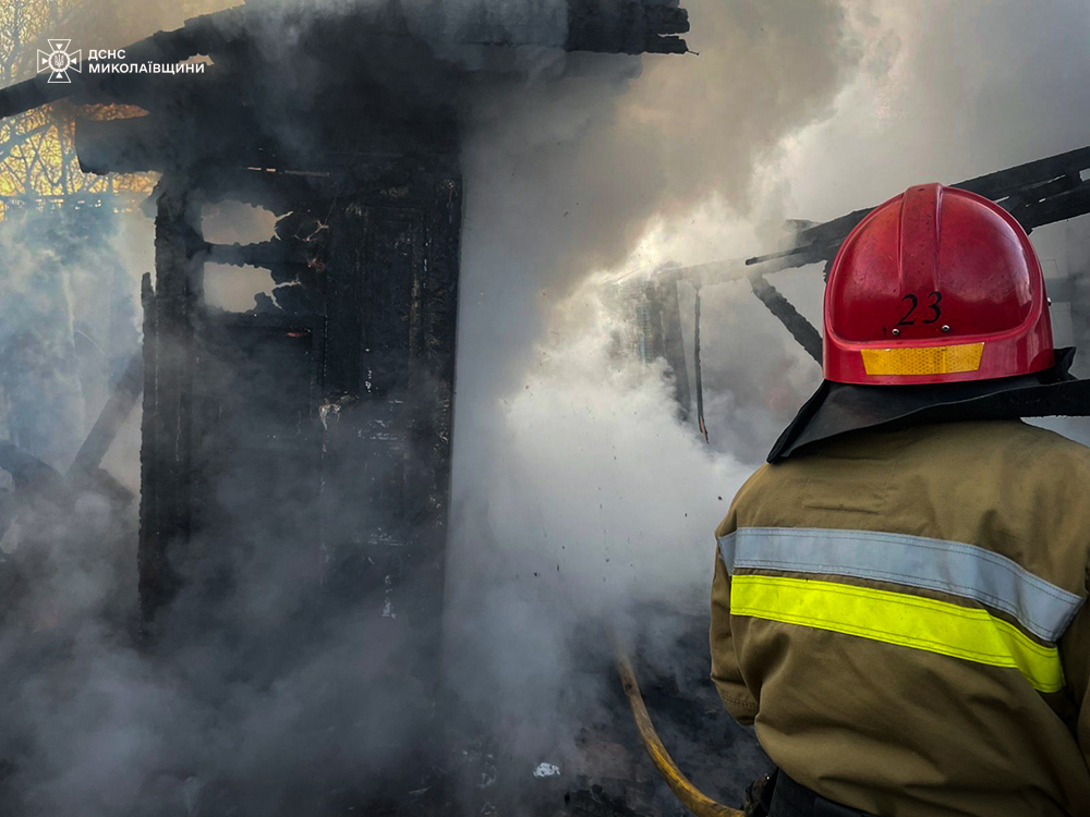 У м. Первомайськ вранці горіла господарча споруда (ФОТО) 4