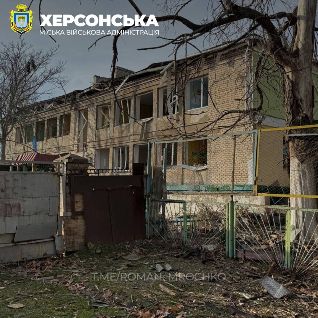 Росіяни вдарили по Херсону КАБами – влучання в приватні будинки, підприємство і дитсадок, вже відомо про 9 постраждалих (ФОТО) 4