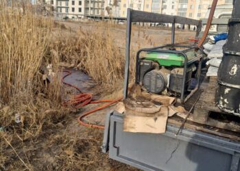 Виток олії у Миколаєві внаслідок дронової атаки – з Південного Бугу відкачали 114 тонн (ФОТО)