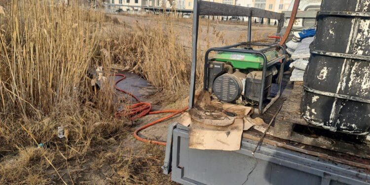 Виток олії у Миколаєві внаслідок дронової атаки – з Південного Бугу відкачали 114 тонн (ФОТО)