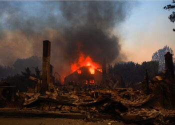 Вогняна катастрофа дійшла до Голлівуду, палають будинки кінозірок (ФОТО, ВІДЕО)