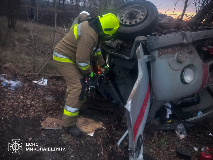 На Миколаївщині двох постраждалих в ДТП з автівки швидкої допомоги деблокували рятувальники (ФОТО) 4