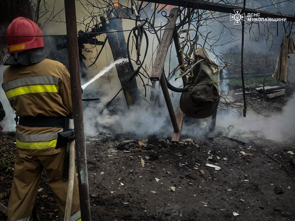 У Первомайську на Миколаївщини горіла господарча споруда — врятовано житловий будинок (ФОТО) 4