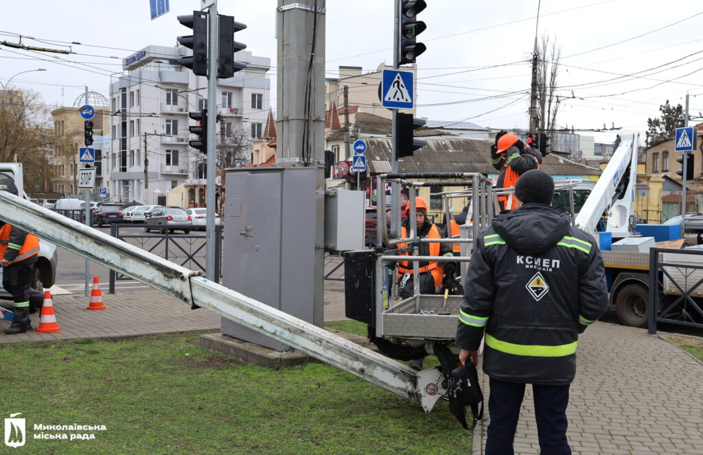 У Миколаєві завершують облаштування світлофорів безперебійним живленням (ФОТО) 6