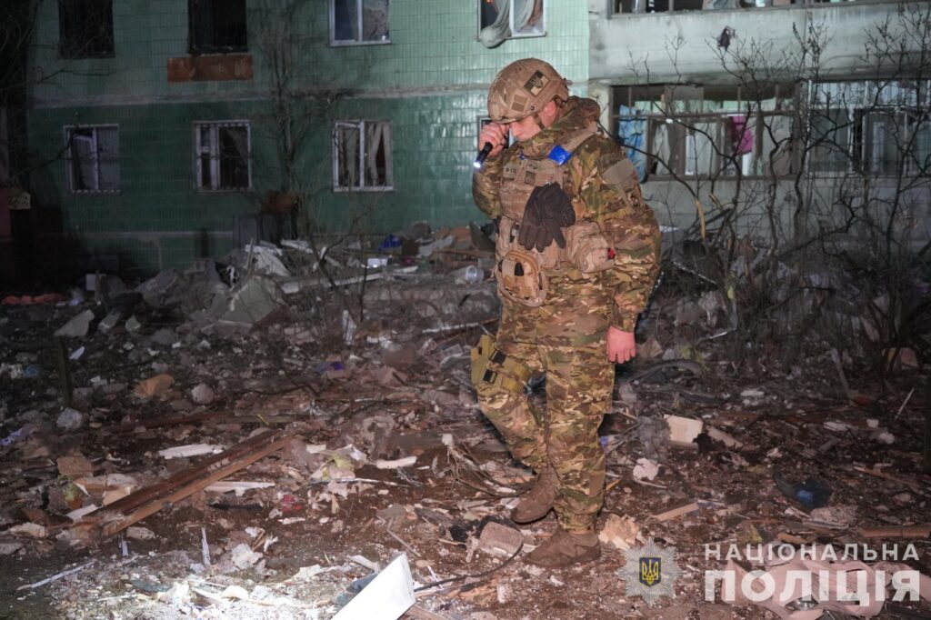 Внаслідок влучання російського дрону у багатоповерхівку в Сумах поранено 7 людей, зокрема одна дитина (ФОТО) 6