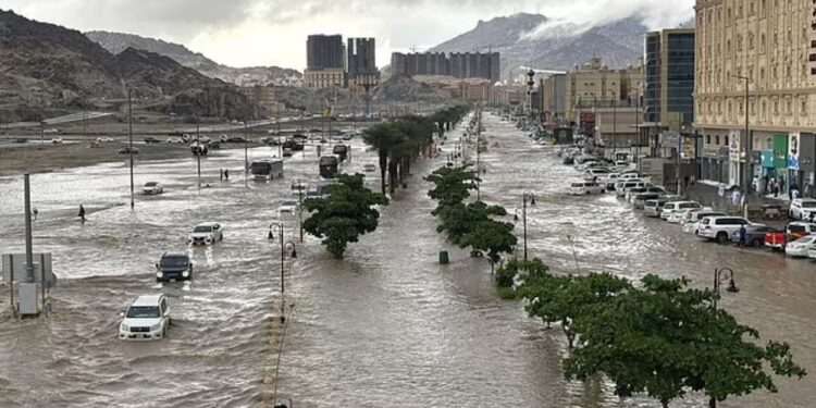 Через шторм у Саудівській Аравії затопило Мекку (ФОТО, ВІДЕО)