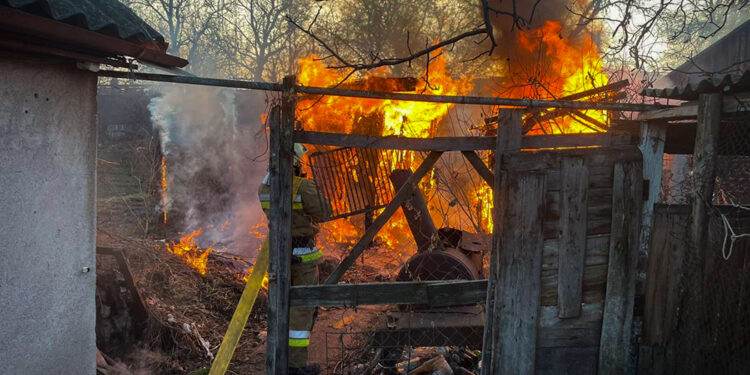 У м. Первомайськ вранці горіла господарча споруда (ФОТО)