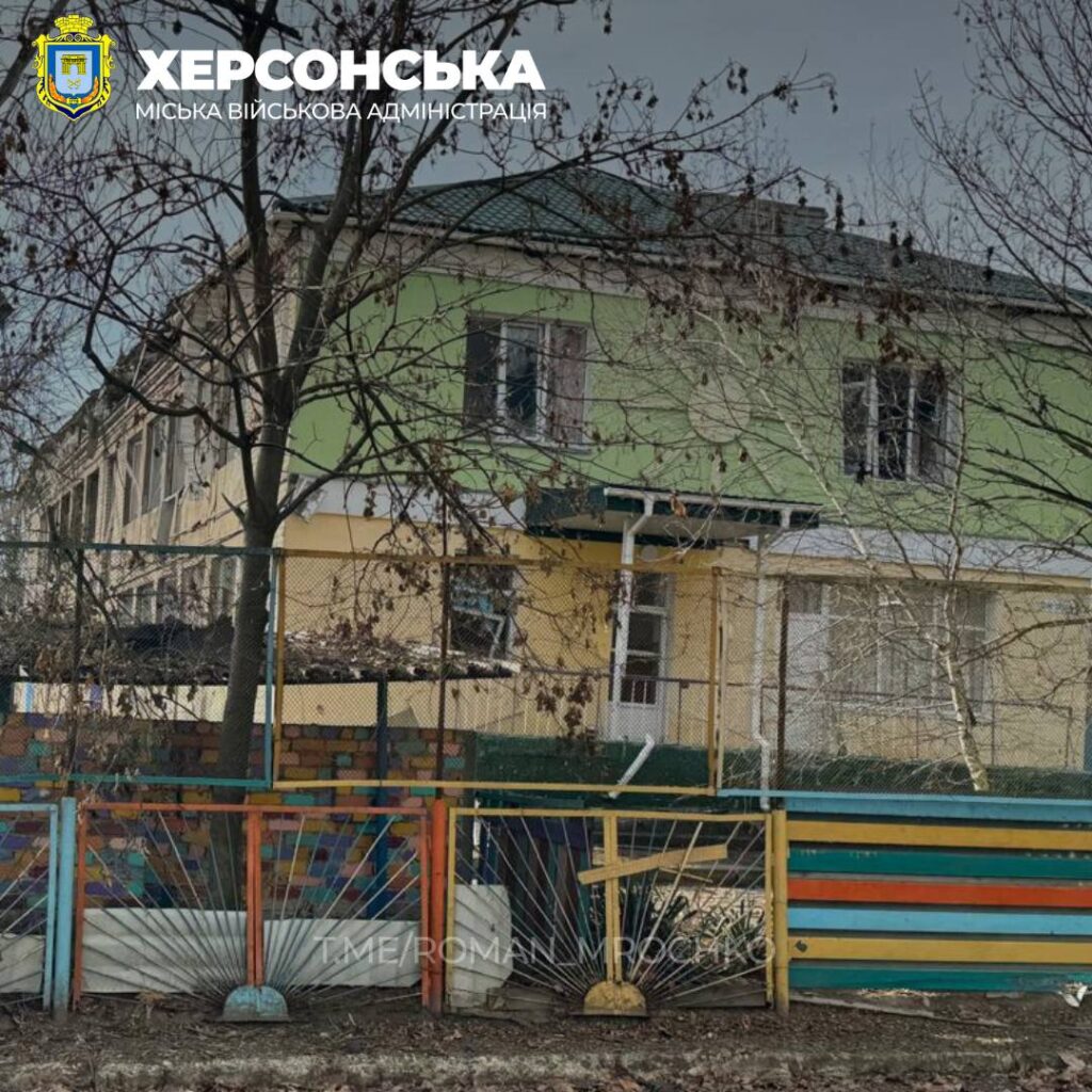 Росіяни вдарили по Херсону КАБами – влучання в приватні будинки, підприємство і дитсадок, вже відомо про 9 постраждалих (ФОТО) 6