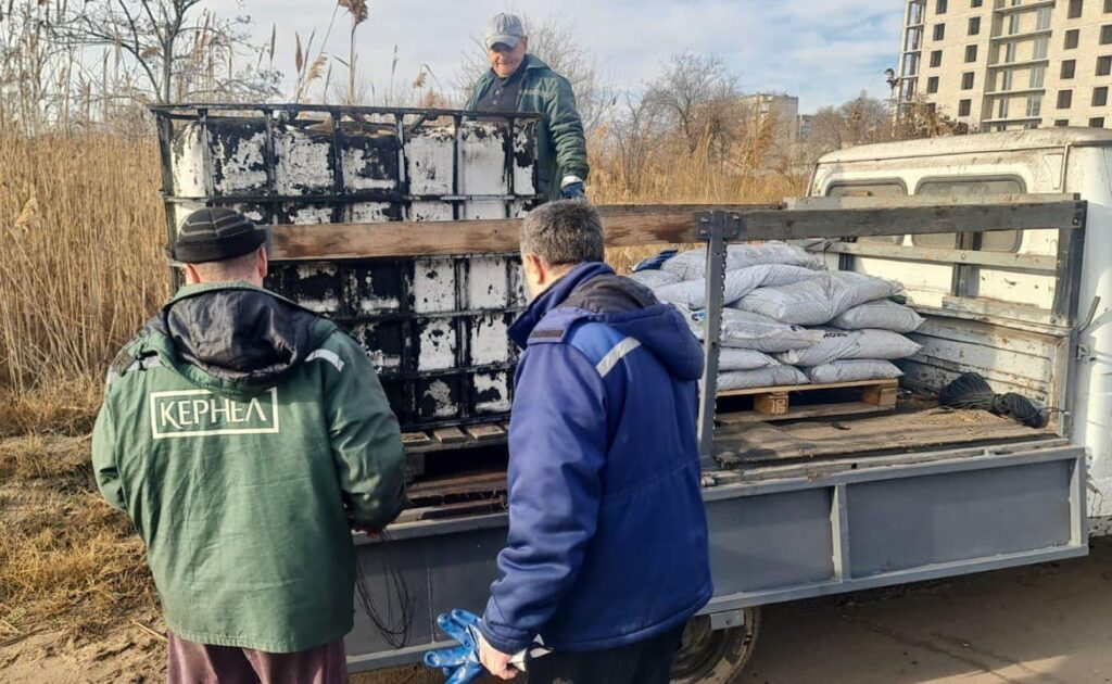 Виток олії у Миколаєві внаслідок дронової атаки – з Південного Бугу відкачали 114 тонн (ФОТО) 6