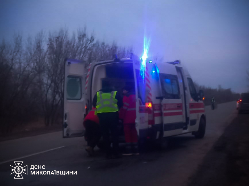 На Миколаївщині двох постраждалих в ДТП з автівки швидкої допомоги деблокували рятувальники (ФОТО) 6