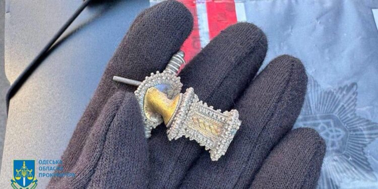 Одеська прокуратура запобігла незаконному продажу артефакту часів Маркоманських війн Риму у II столітті (ФОТО)