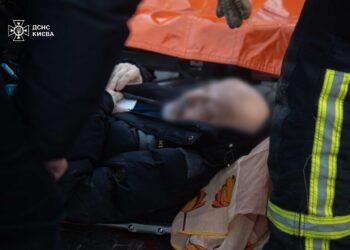 Наслідки ранкових атак росіян: у Києві – 2 загиблих та 6 поранених, у Херсоні – 4 поранених (ФОТО)