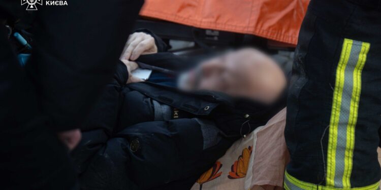 Наслідки ранкових атак росіян: у Києві – 2 загиблих та 6 поранених, у Херсоні – 4 поранених (ФОТО)