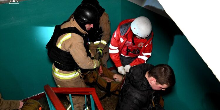 Кількість постраждалих внаслідок влучання російського дрону в багатоповерхівку в Сумах зросла до 9 (ФОТО)