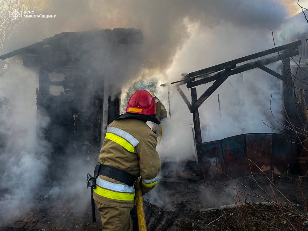 У м. Первомайськ вранці горіла господарча споруда (ФОТО) 8