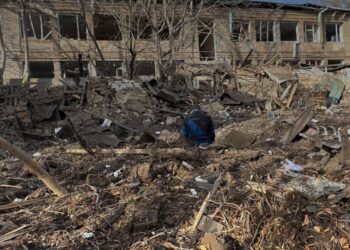 Росіяни вдарили по Херсону КАБами – влучання в приватні будинки, підприємство і дитсадок, вже відомо про 9 постраждалих (ФОТО)