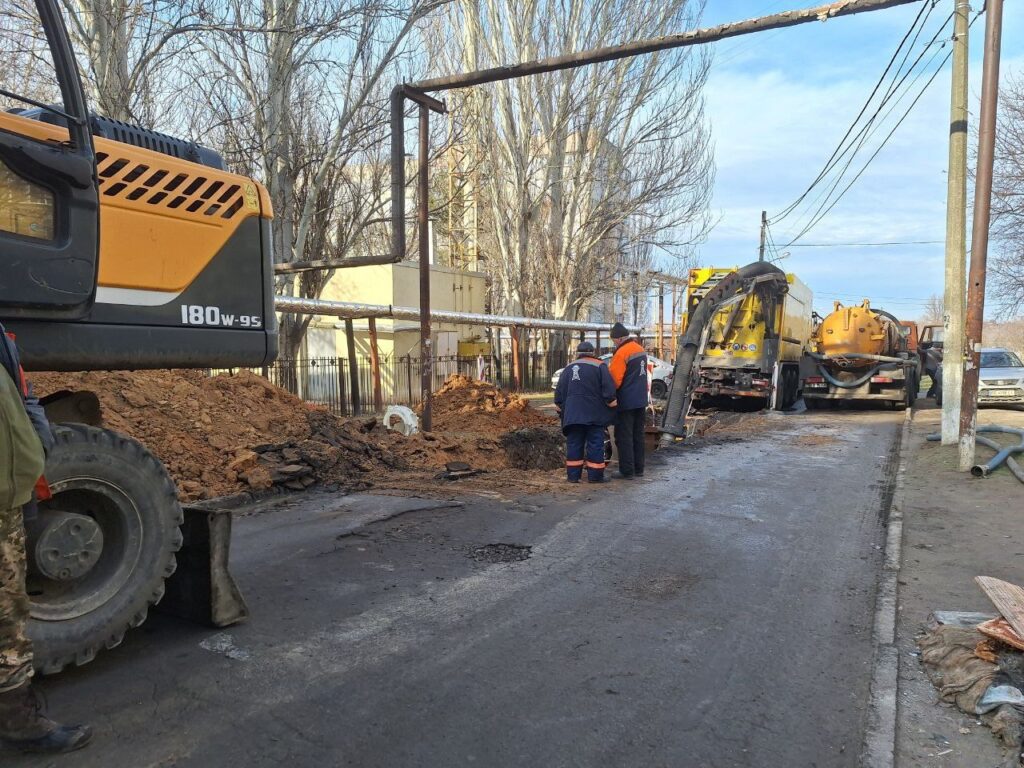 На Новобузькій провалля – «Миколаївводоканал» почав заміну труб колектору (ФОТО) 8