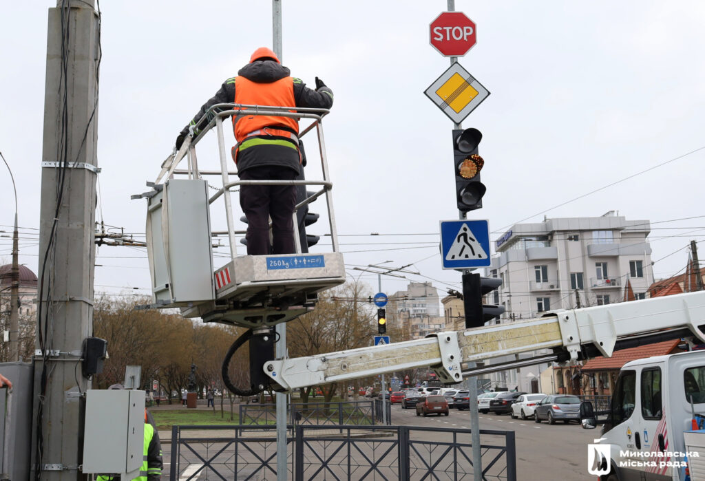 У Миколаєві завершують облаштування світлофорів безперебійним живленням (ФОТО) 8