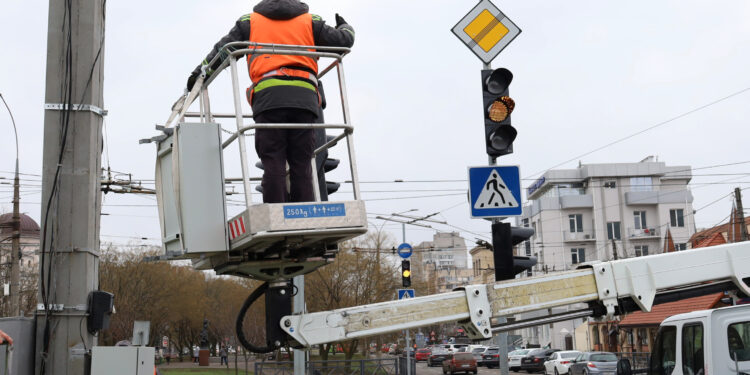 У Миколаєві завершують облаштування світлофорів безперебійним живленням (ФОТО)
