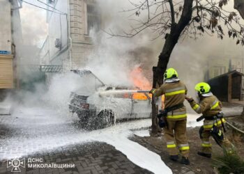 У Миколаєві горів автомобіль ВАЗ-2199 (ФОТО)