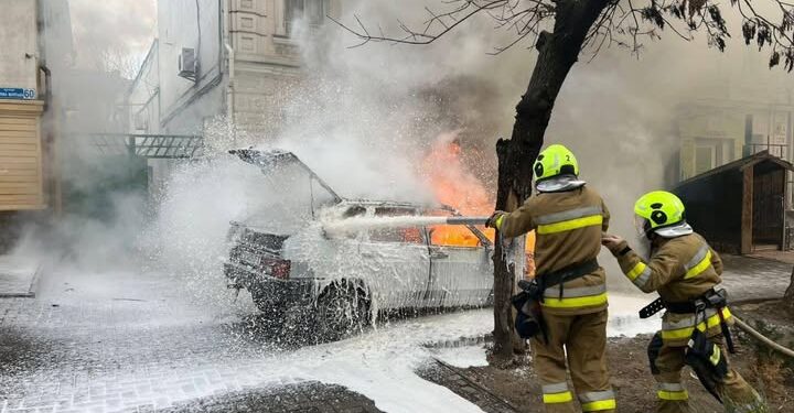 У Миколаєві горів автомобіль ВАЗ-2199 (ФОТО)