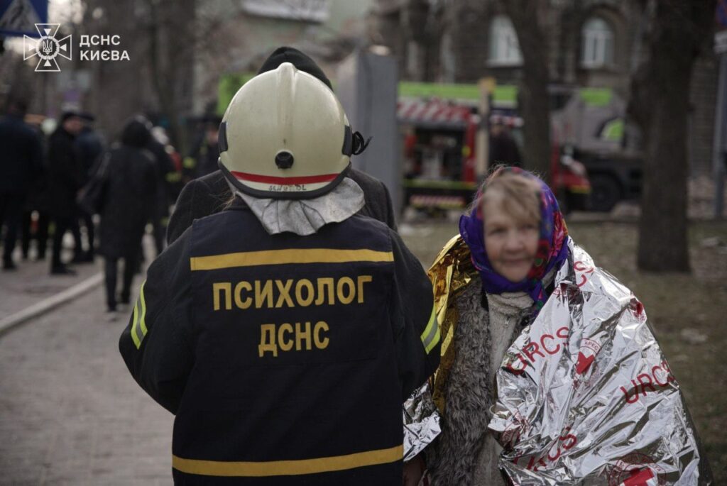 Наслідки ранкових атак росіян: у Києві – 2 загиблих та 6 поранених, у Херсоні – 4 поранених (ФОТО) 10