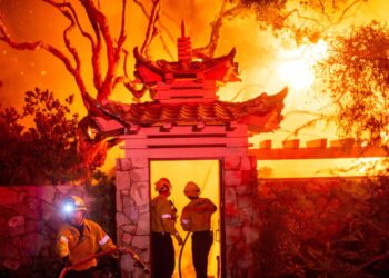 Вогняна катастрофа дійшла до Голлівуду, палають будинки кінозірок (ФОТО, ВІДЕО)