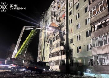 Кількість постраждалих внаслідок влучання російського дрону в багатоповерхівку в Сумах зросла до 9 (ФОТО)