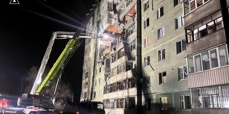 Кількість постраждалих внаслідок влучання російського дрону в багатоповерхівку в Сумах зросла до 9 (ФОТО)