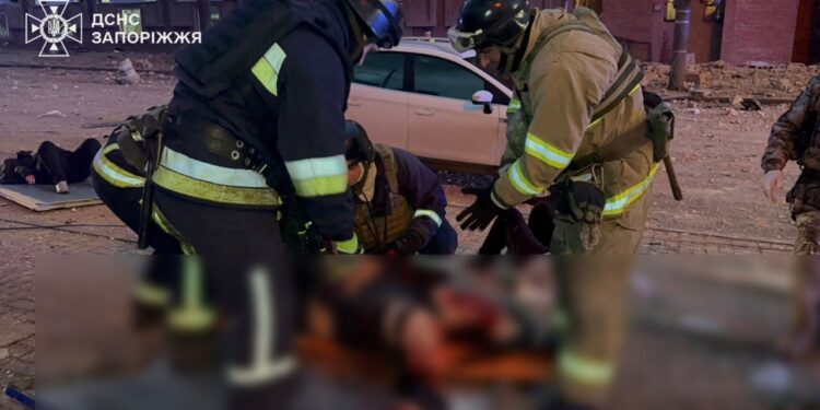 У Запоріжжі завершено аварійно-рятувальні роботи – внаслідок атаки КАБами загинуло 13 людей, поранено 33 людини (ФОТО)
