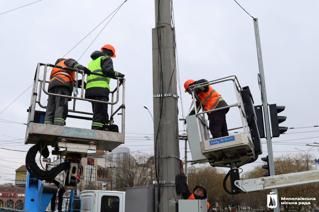 У Миколаєві завершують облаштування світлофорів безперебійним живленням (ФОТО) 14