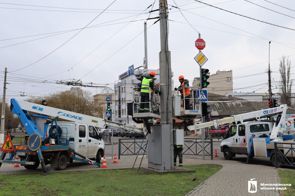 У Миколаєві завершують облаштування світлофорів безперебійним живленням (ФОТО) 16